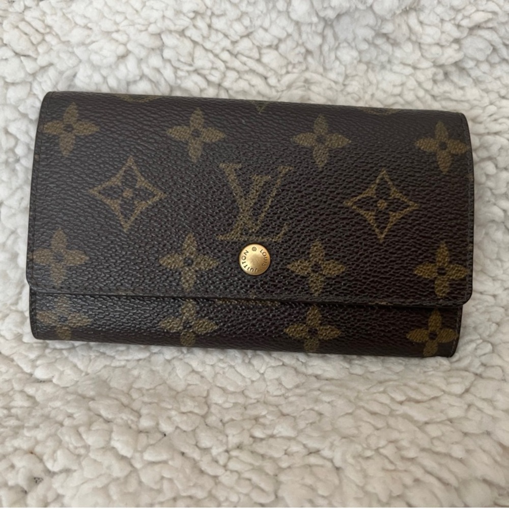 Authentic Louis Vuitton Compact wallet in Monogram